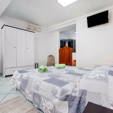 Ferri's Guest house *